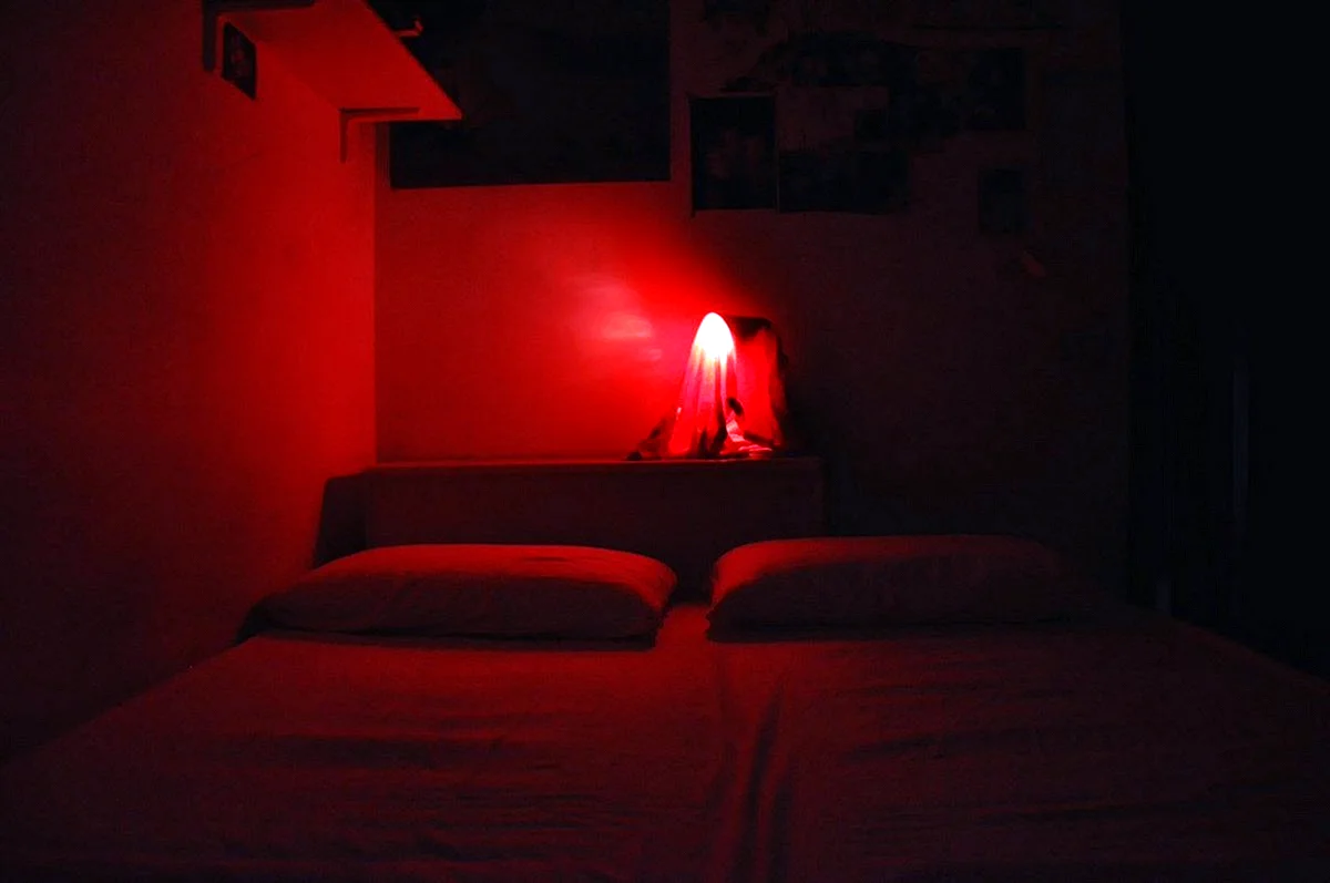 Комната с красной подсветкой