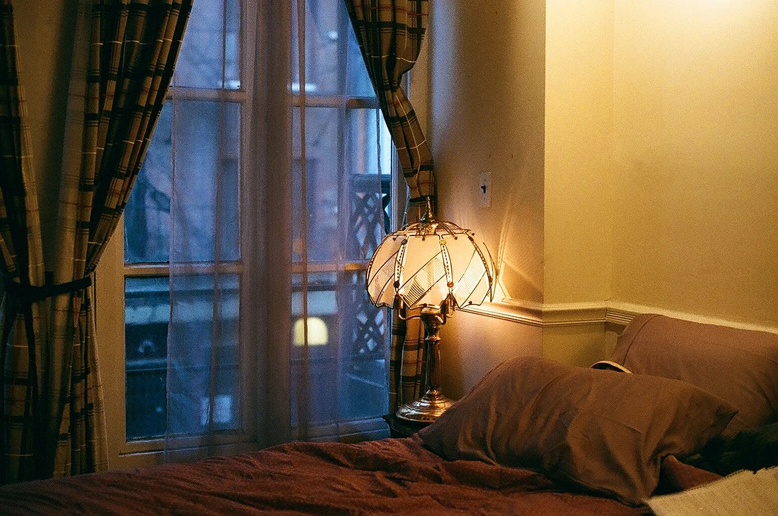 Комната с кроватью у окна