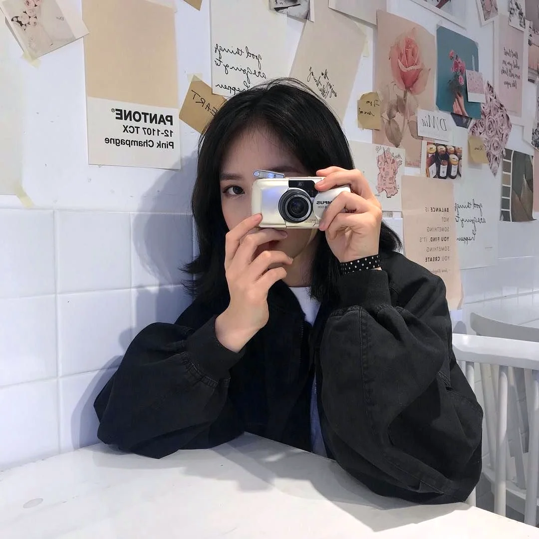 Кореянка с фотоаппаратом