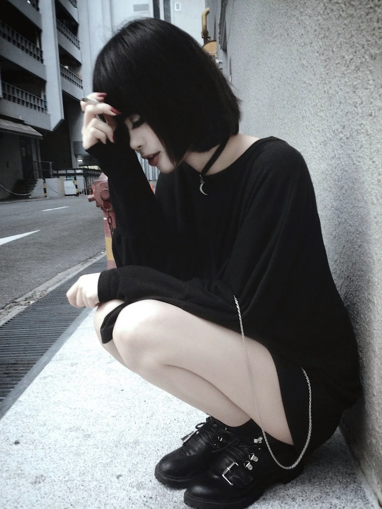 Кореянка с короткими чёрными волосами