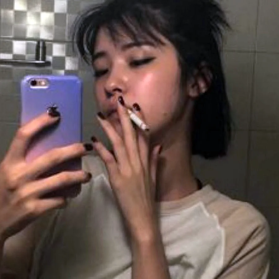 Кореянка с сигаретой
