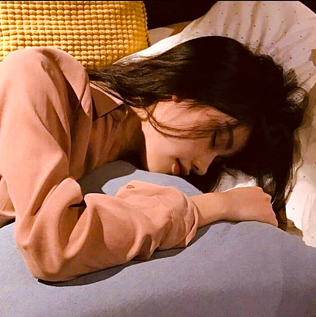 Кореянка спит