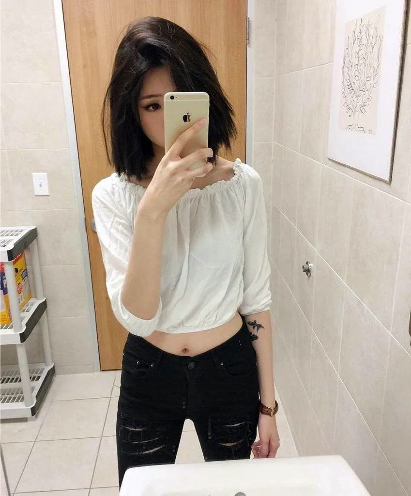 Корейская девушка с короткими волосами селфи
