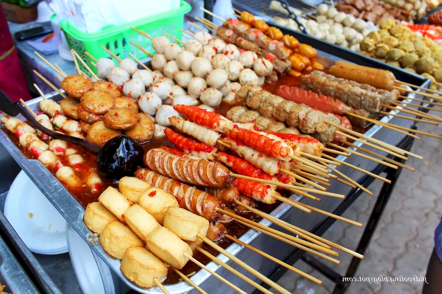 Корейская уличная еда на палочках