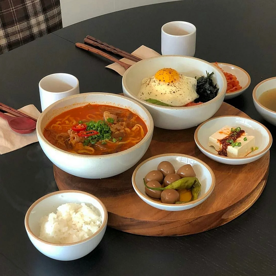 Корейский стол с едой