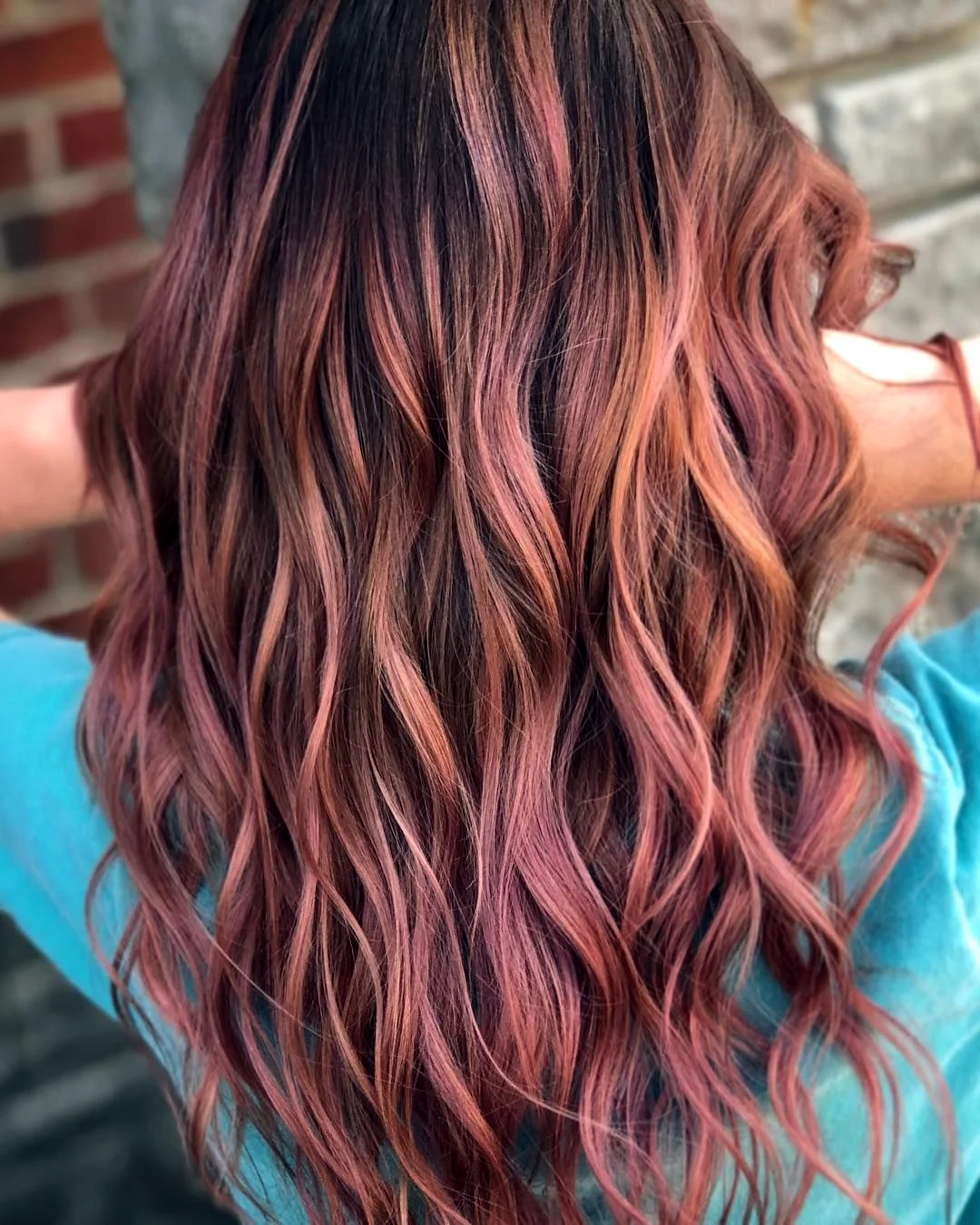 Коричнево розовые волосы
