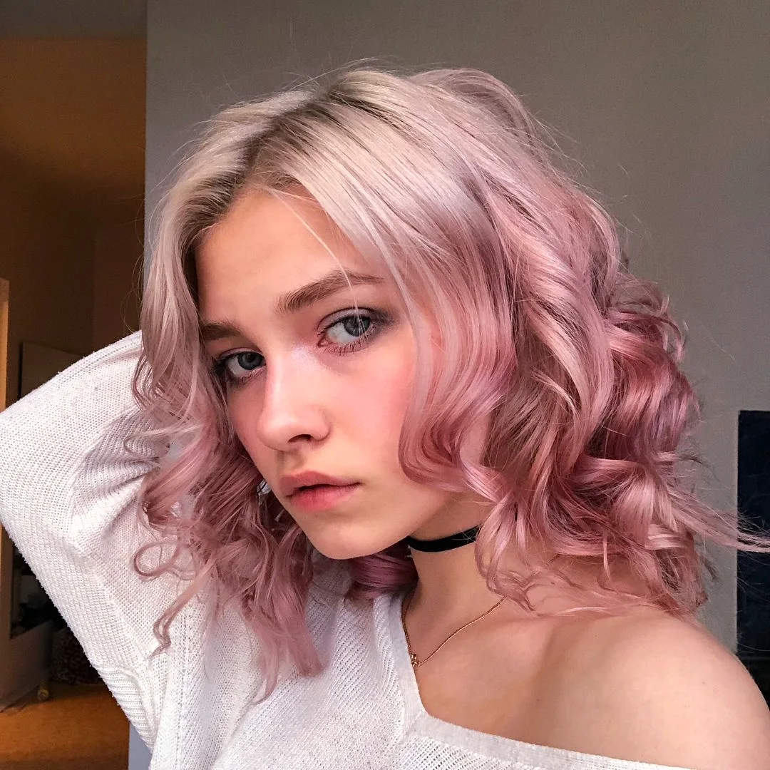 Короткие розовые волосы