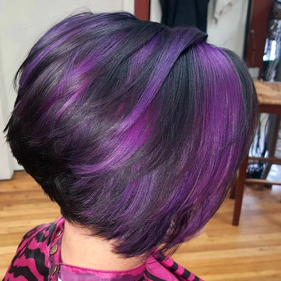 Короткие волосы с фиолетовыми прядками