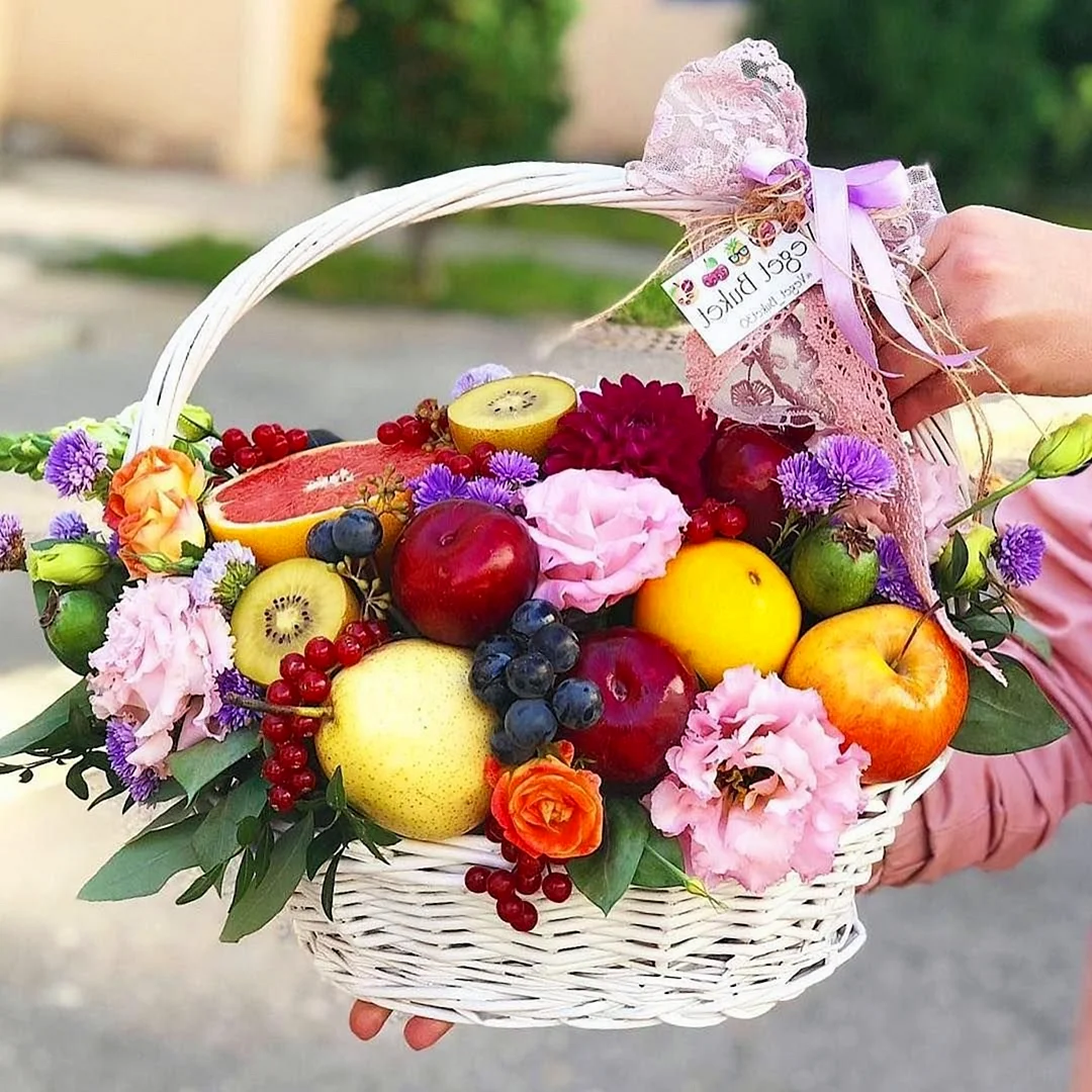 Корзина фруктов с цветами