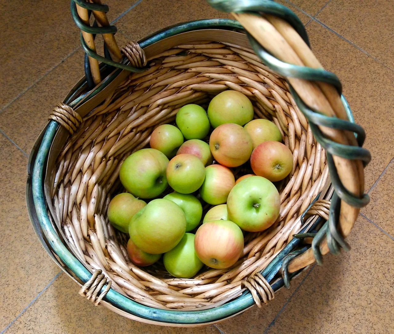 Корзины с яблоками