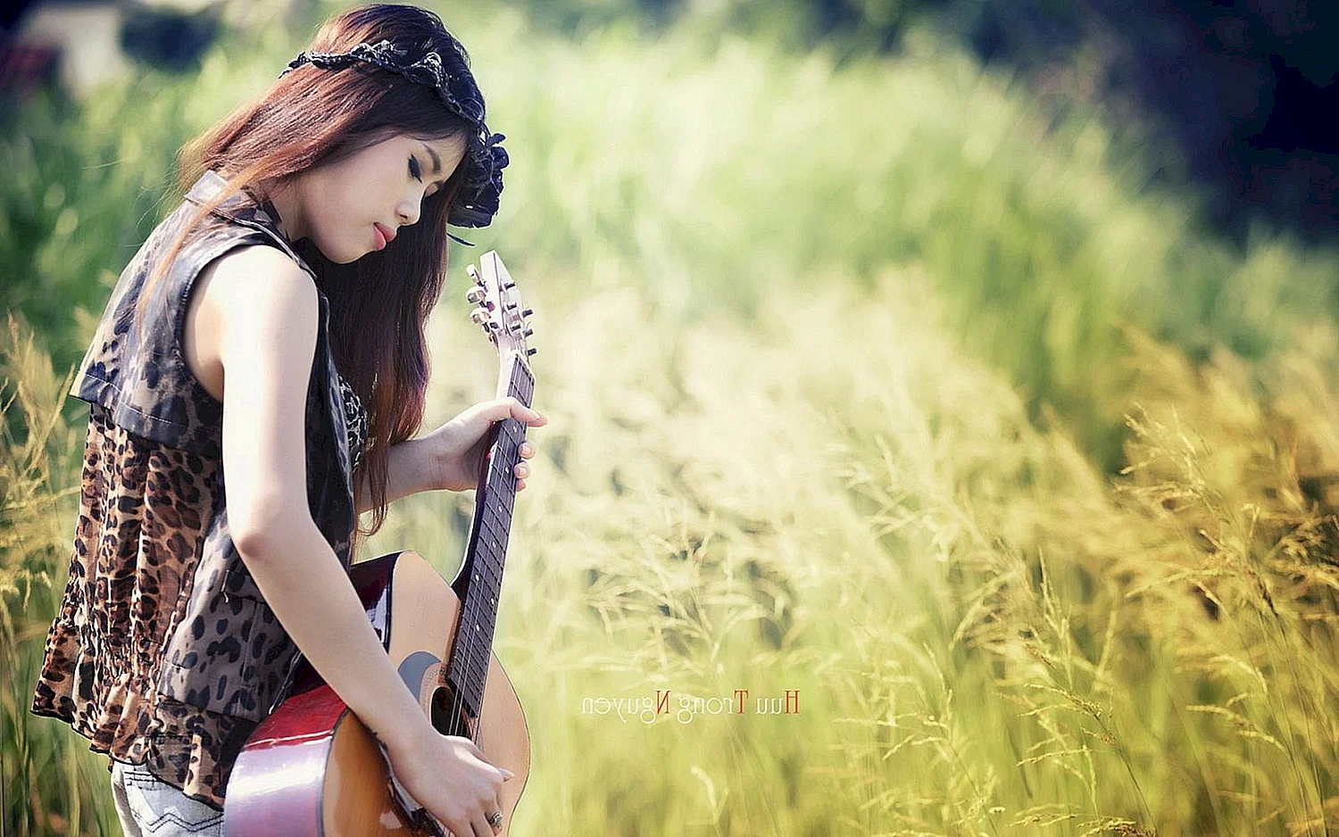 Красивая девушка с гитарой
