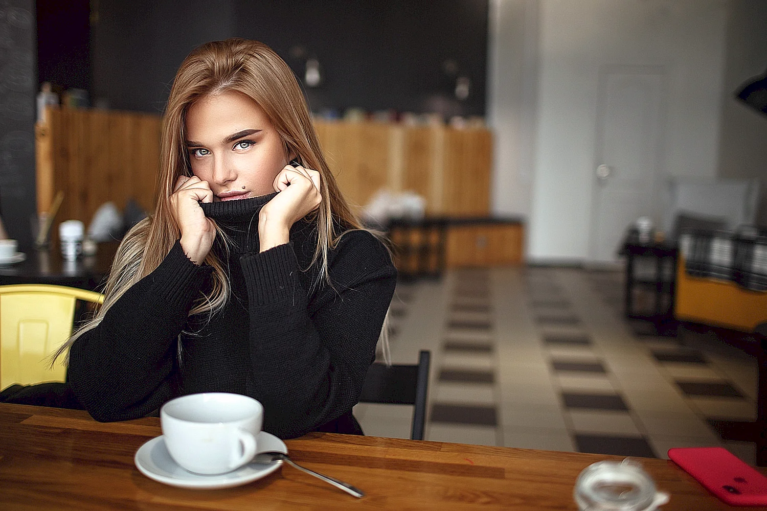 Красивая девушка в кафе