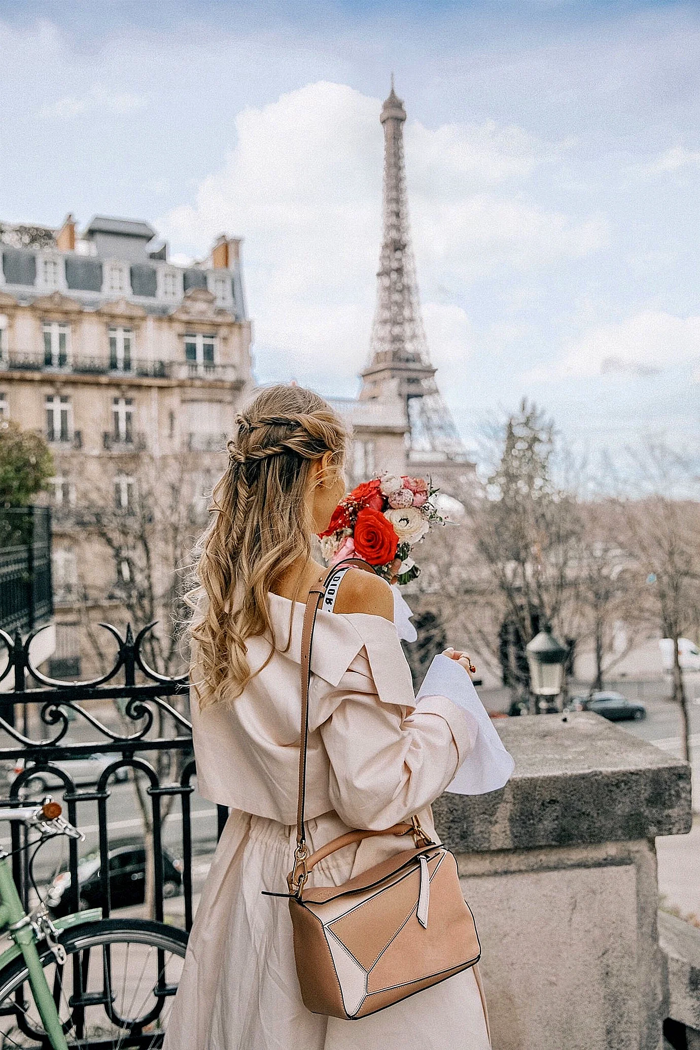 Красивая девушка в Париже