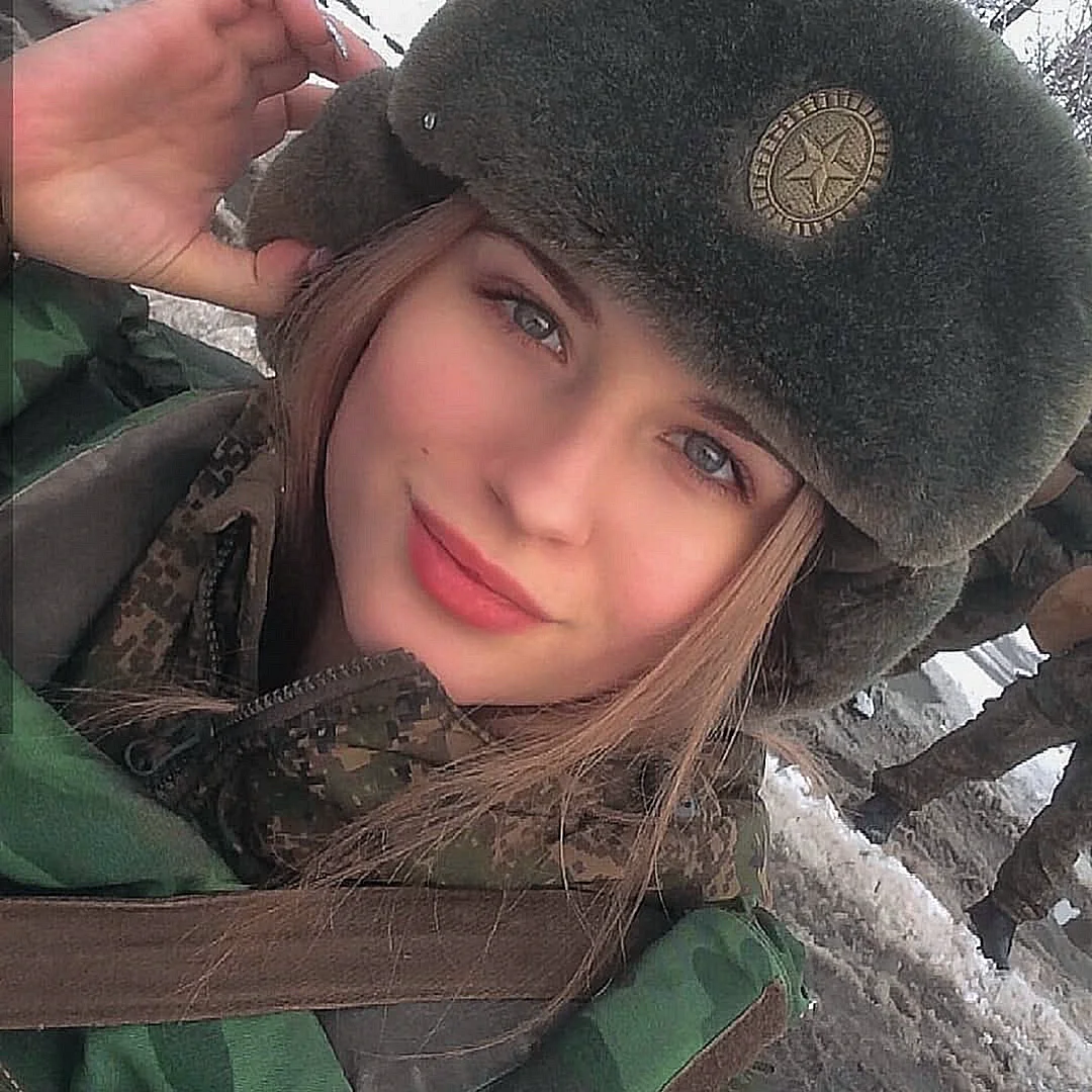 Красивая девушка в русской армии