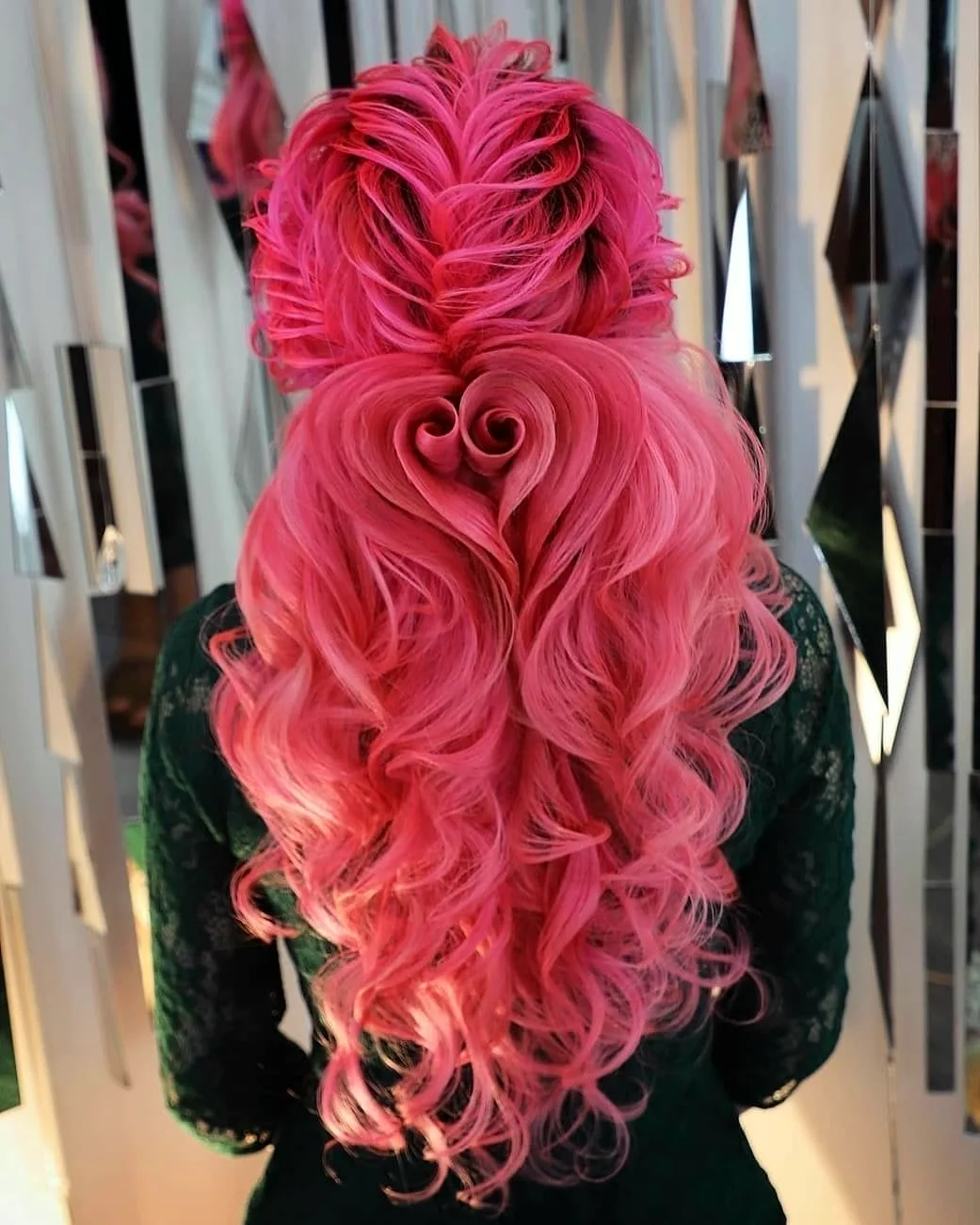 Красивая прическа на розовые волосы