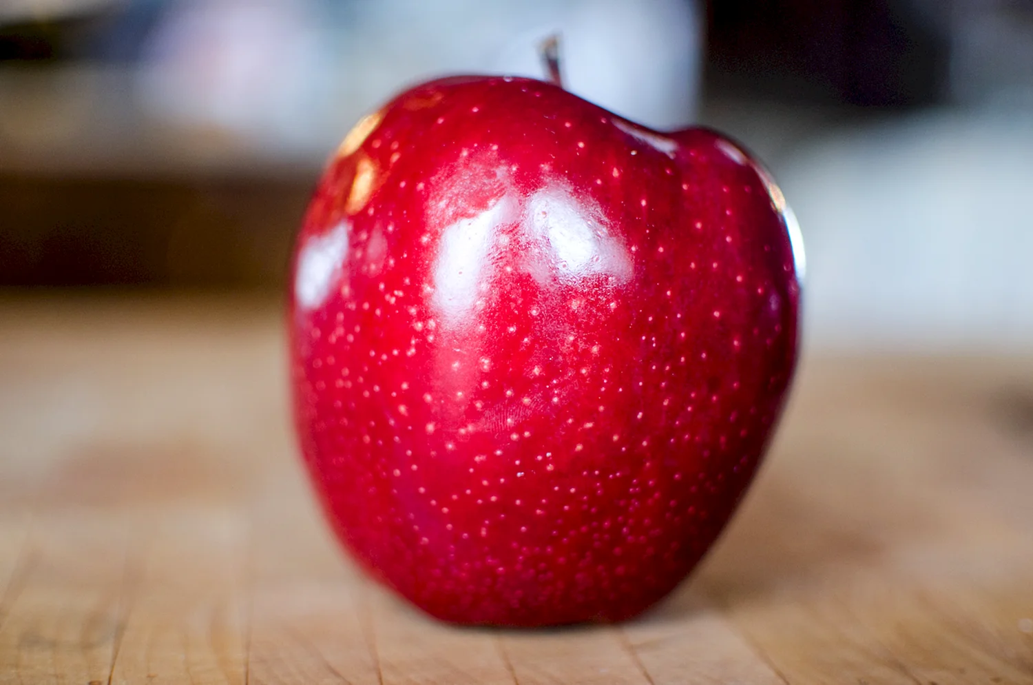 Красивое красное яблоко