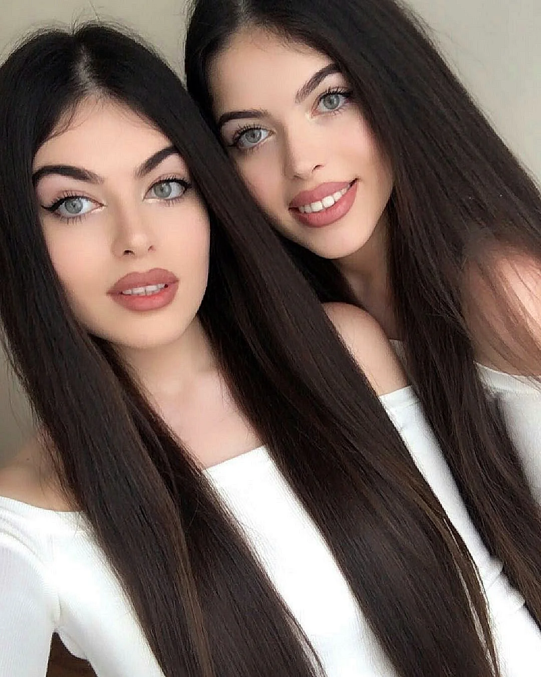 Красивые близняшки