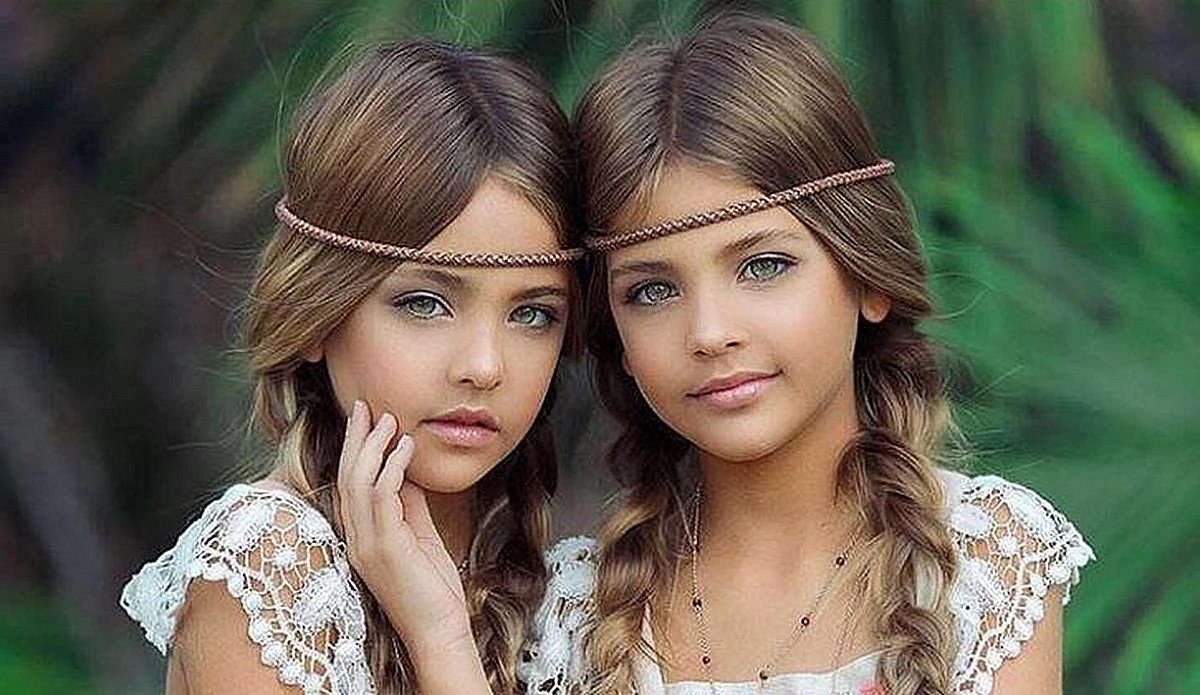 Красивые близняшки