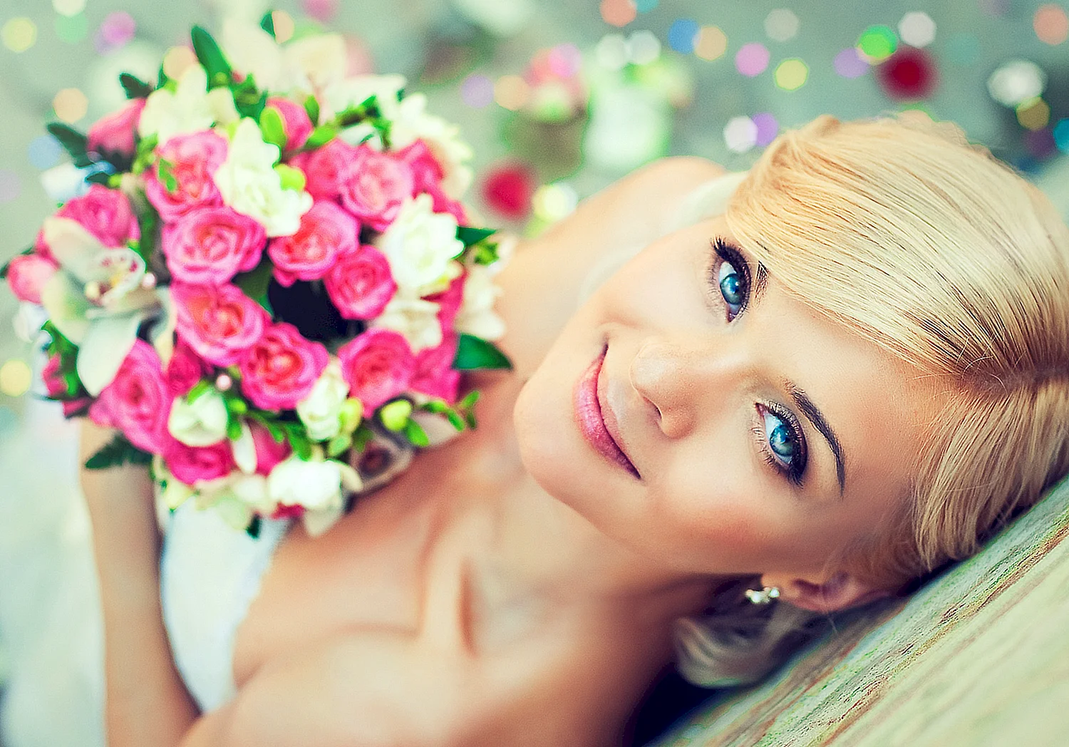 Красивые блондинки с цветами