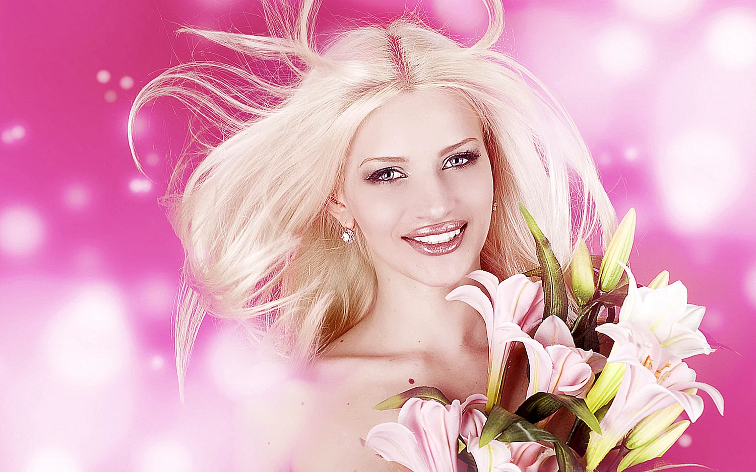 Красивые блондинки с цветами