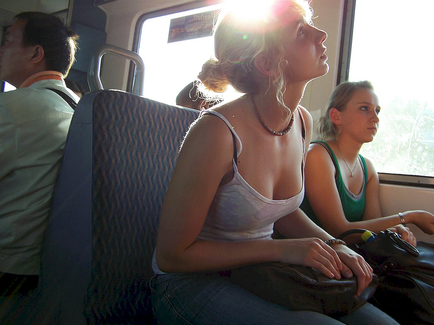 Красивые девушки в общественном транспорте