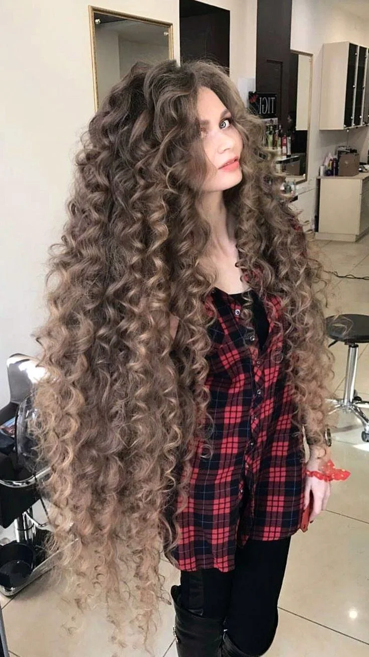 Красивые длинные кудрявые волосы