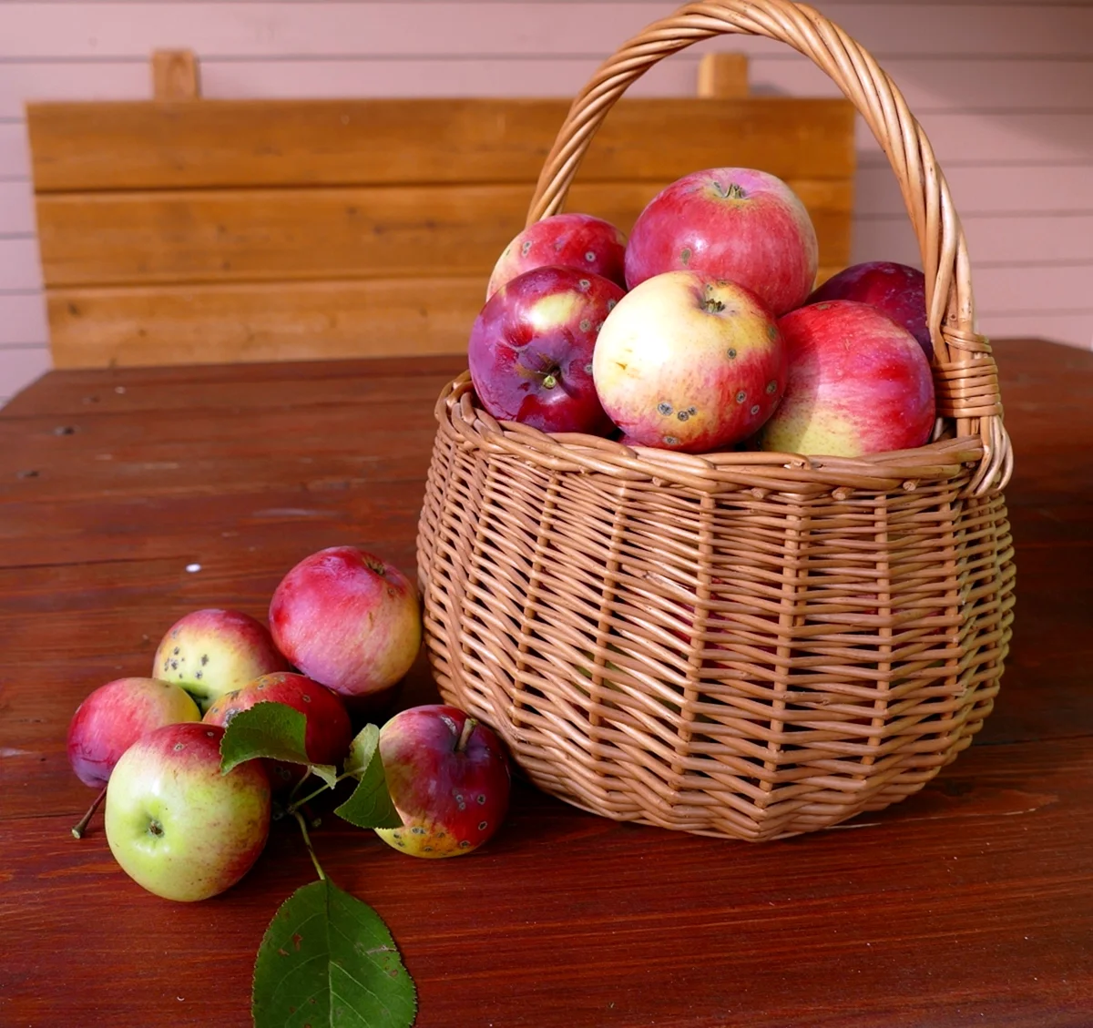 Красивые яблоки в корзине