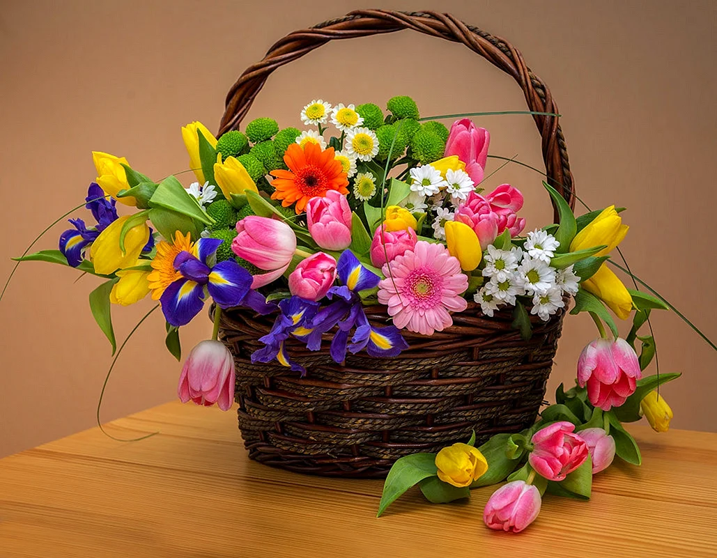 Красивые цветы в корзине