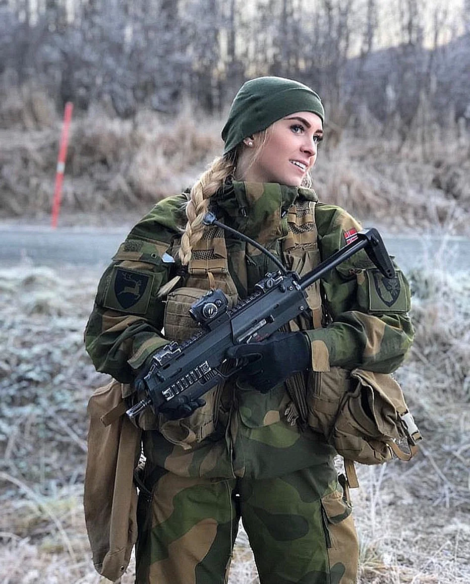 Красивые женщины военные