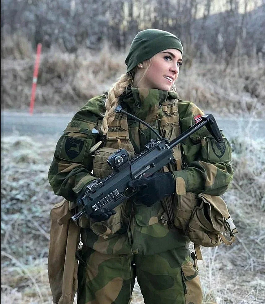 Красивые женщины военные