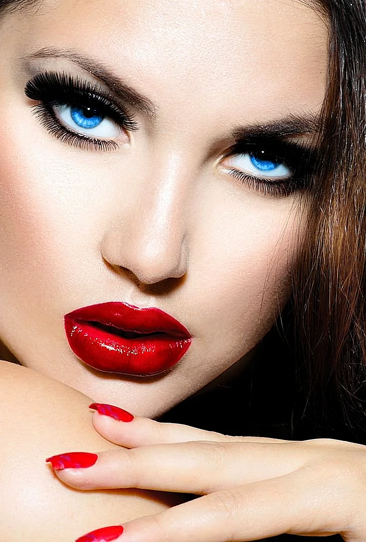 Красивый макияж с красными губами