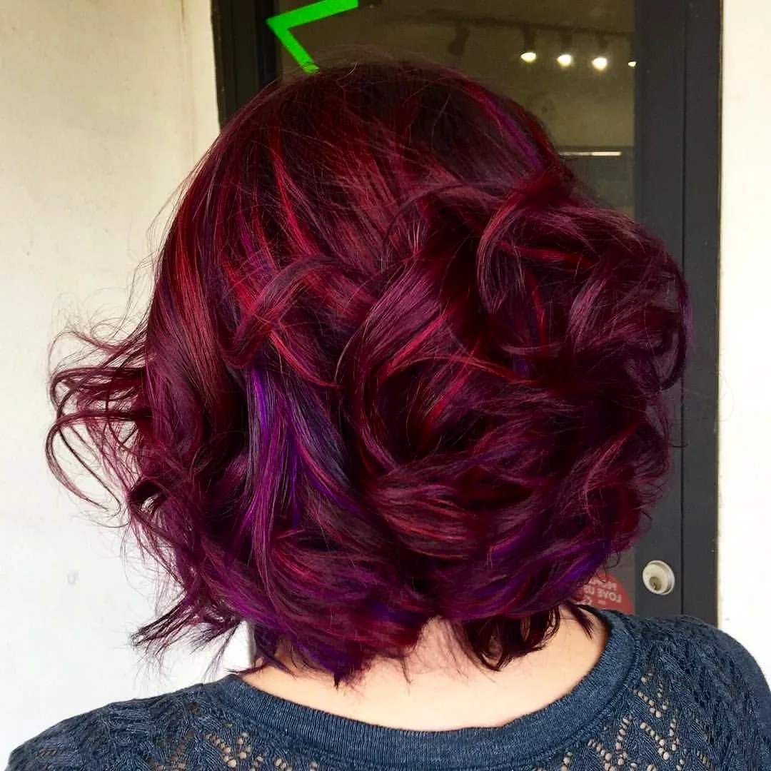 Красно фиолетовые волосы каре