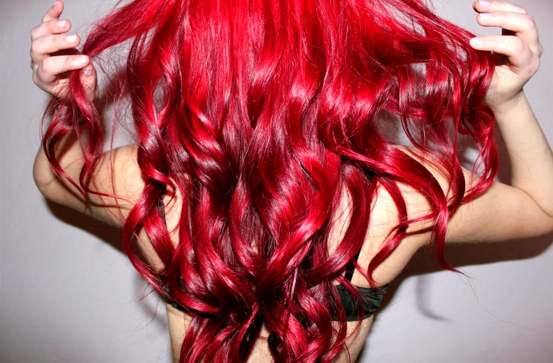 Красно малиновые волосы