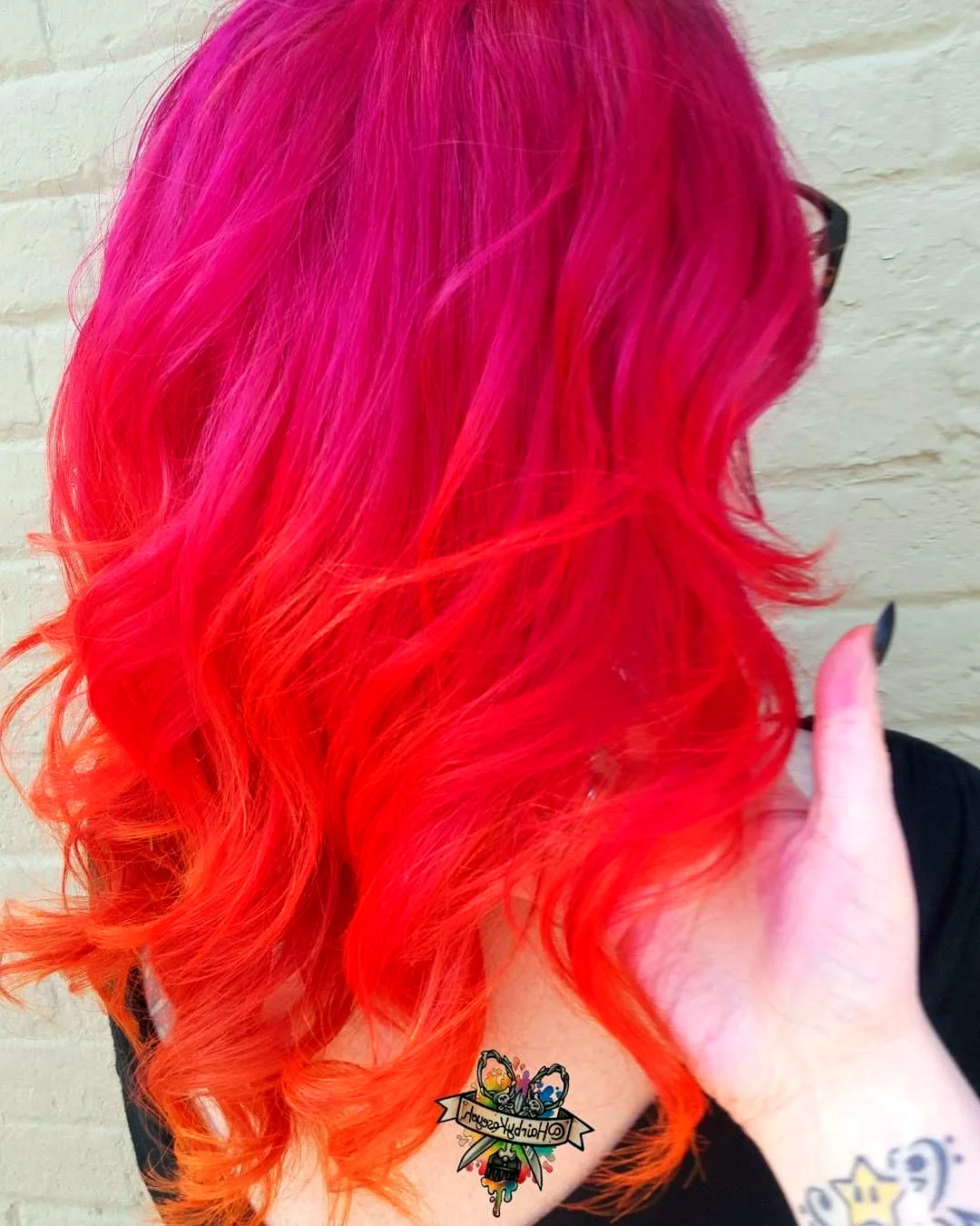 Красно розовые волосы