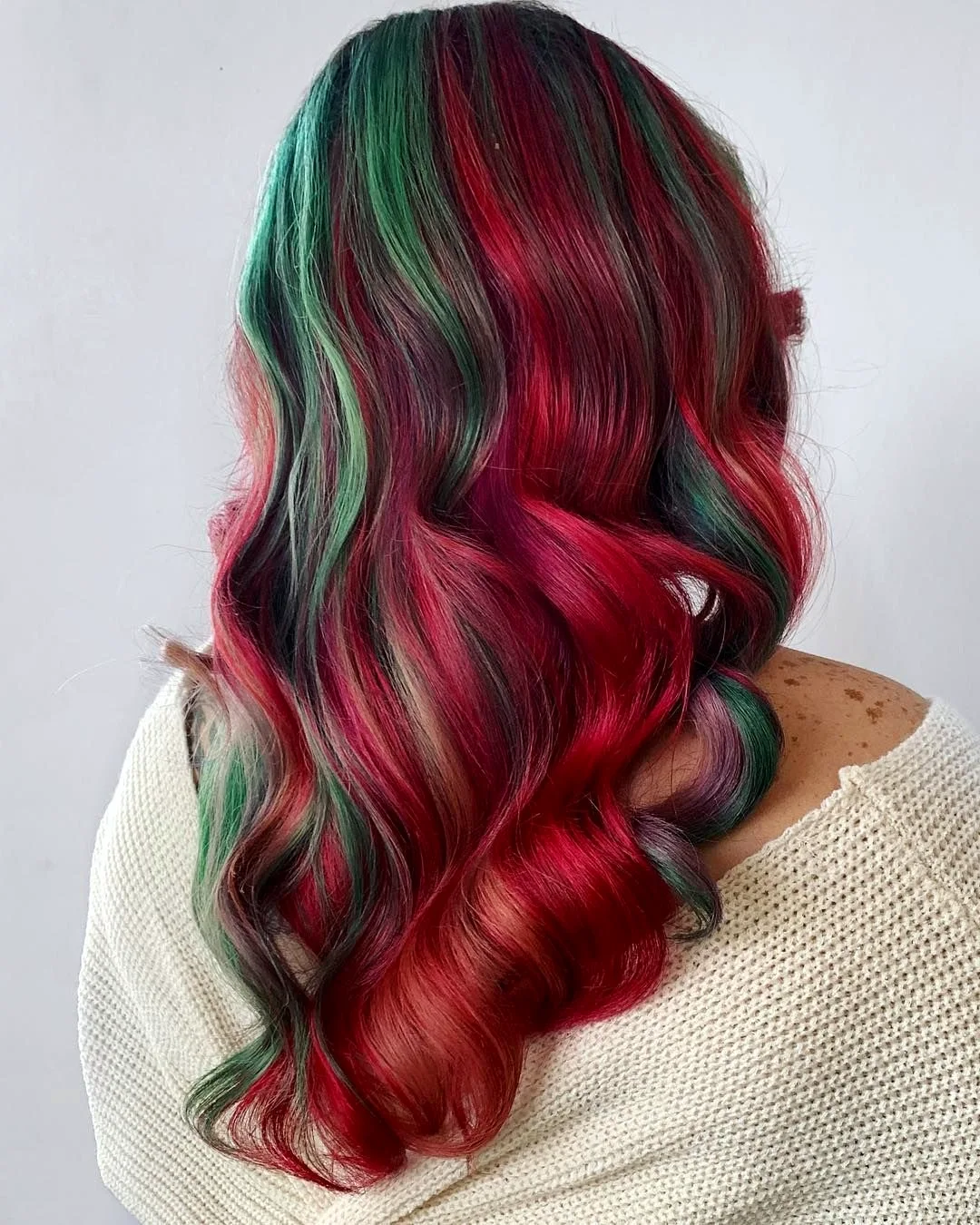 Окрашивание волос с розовыми и зелеными прядями