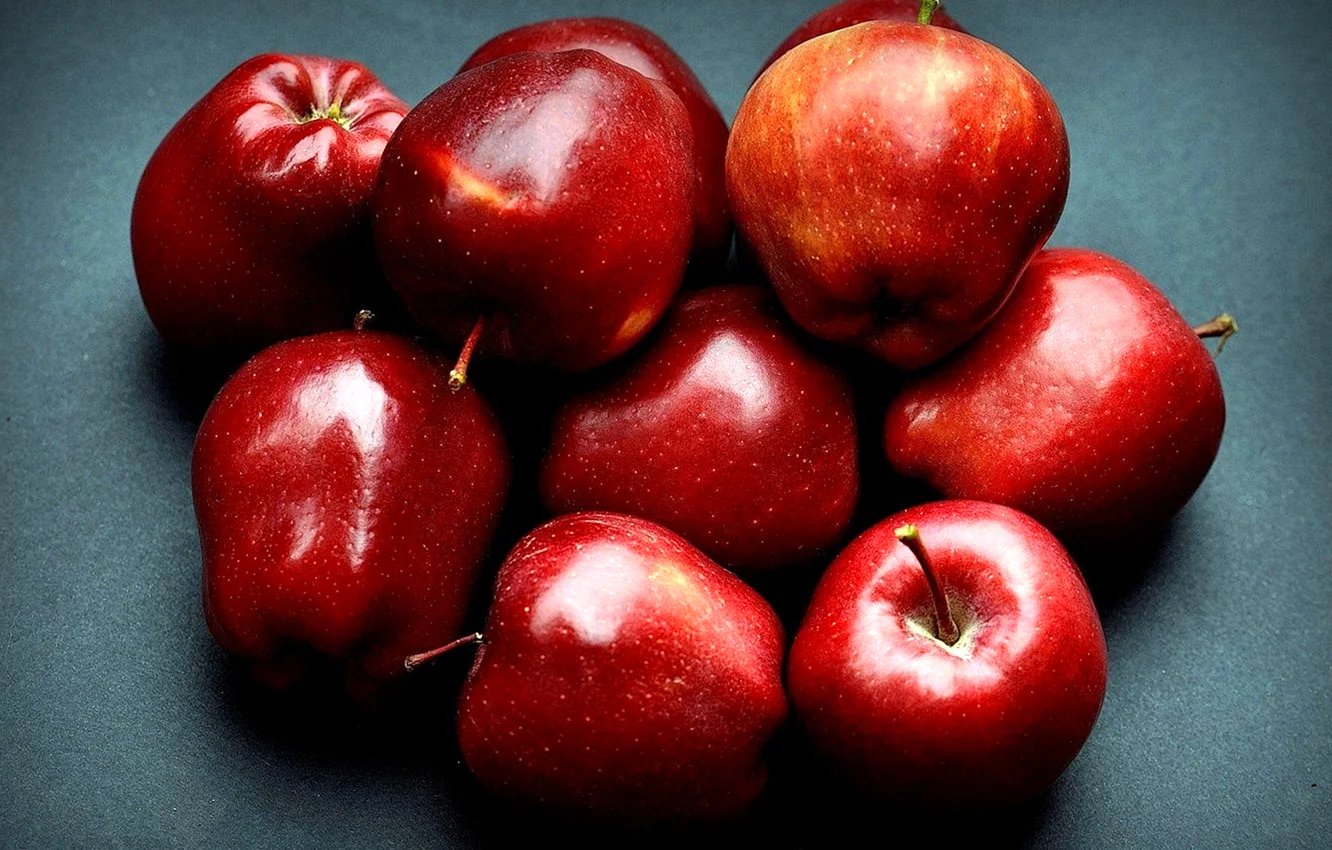 Красное яблоко на столе