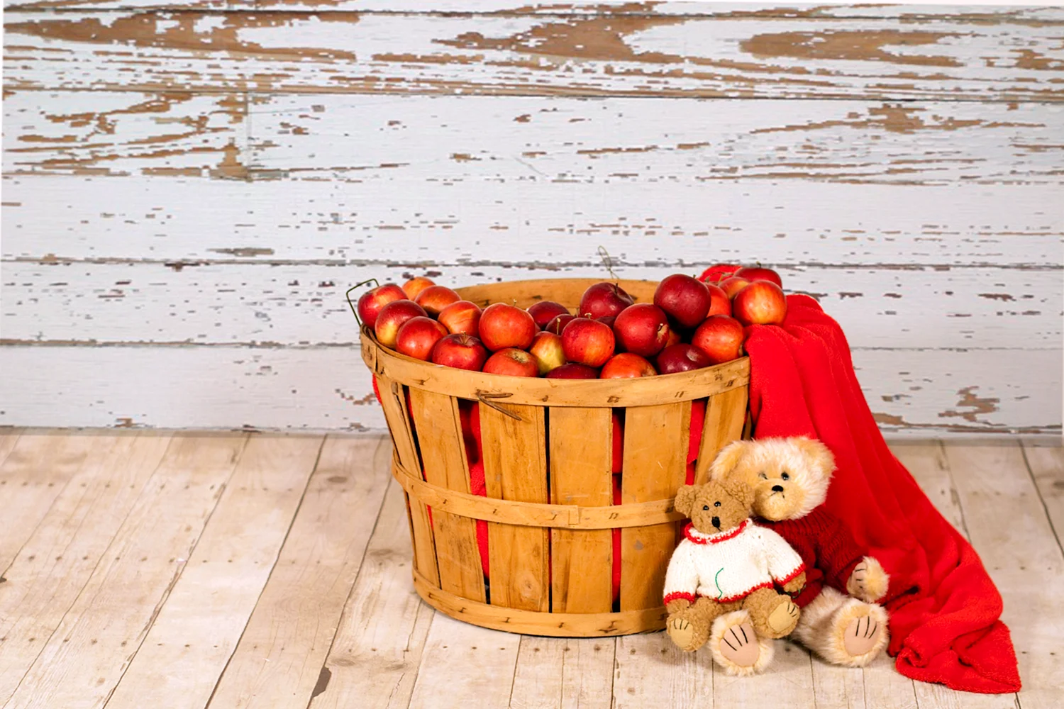 Красные яблоки в корзинке