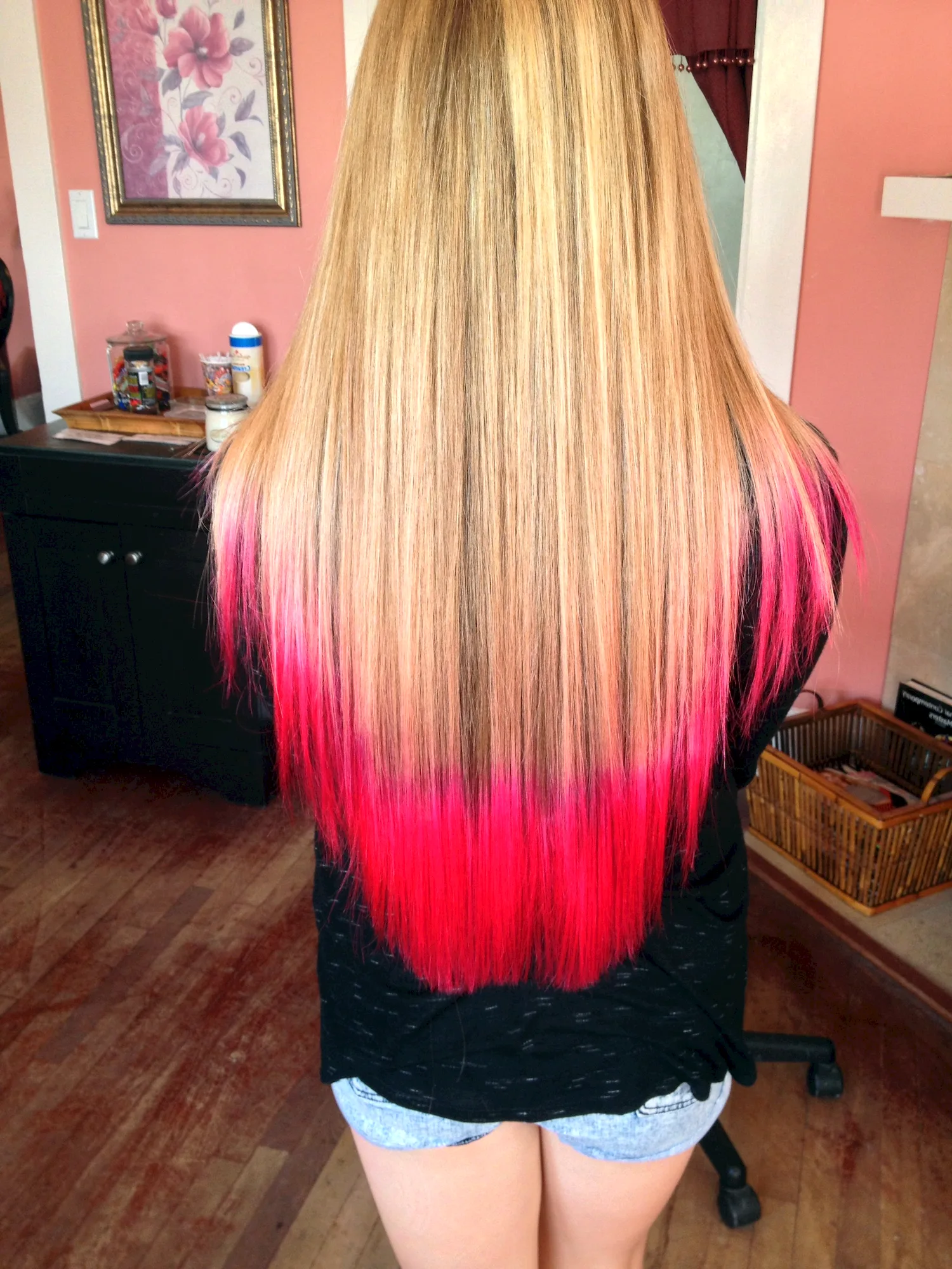 Красные кончики волос на светлых волосах