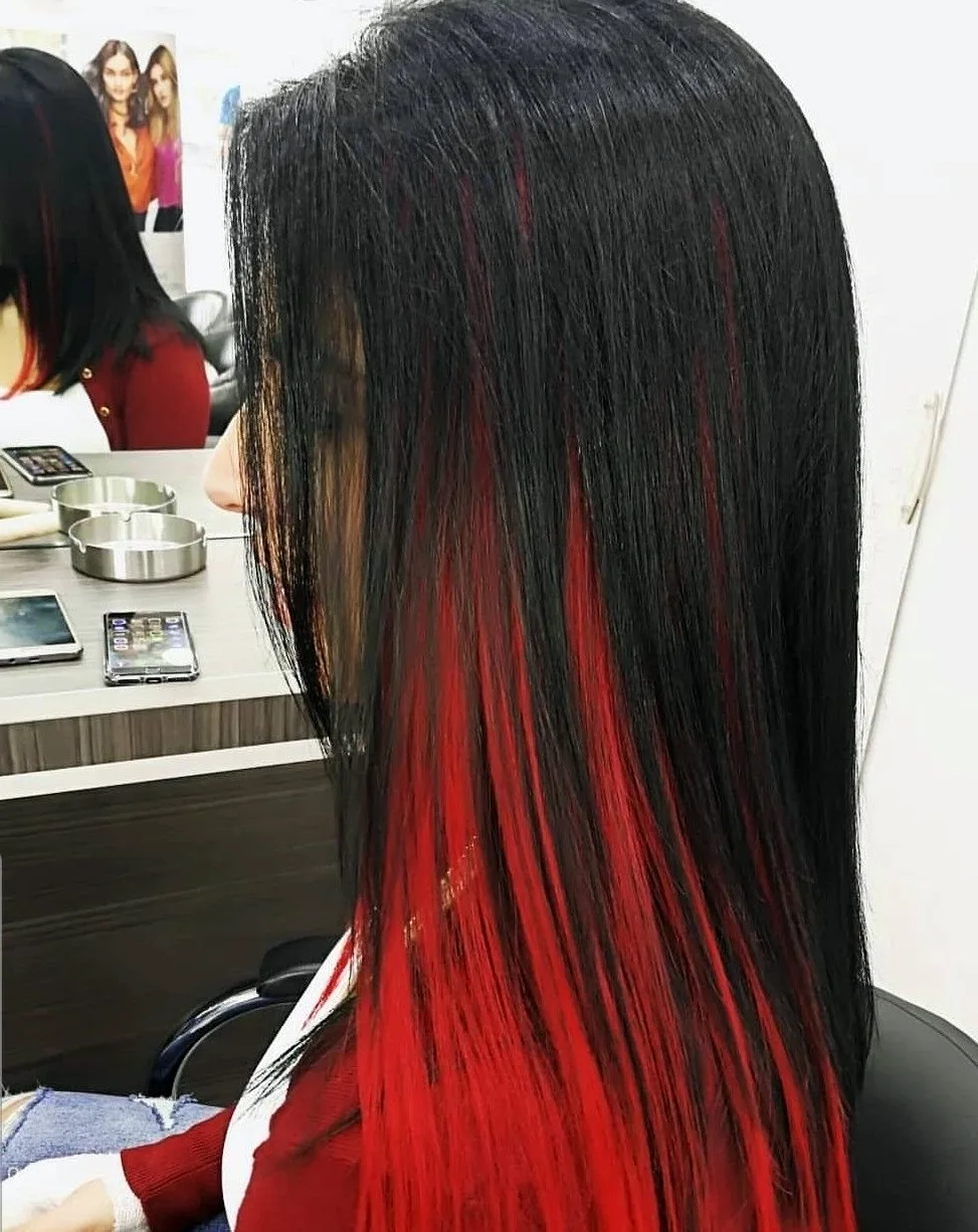 Темные волосы с краснасными прядями