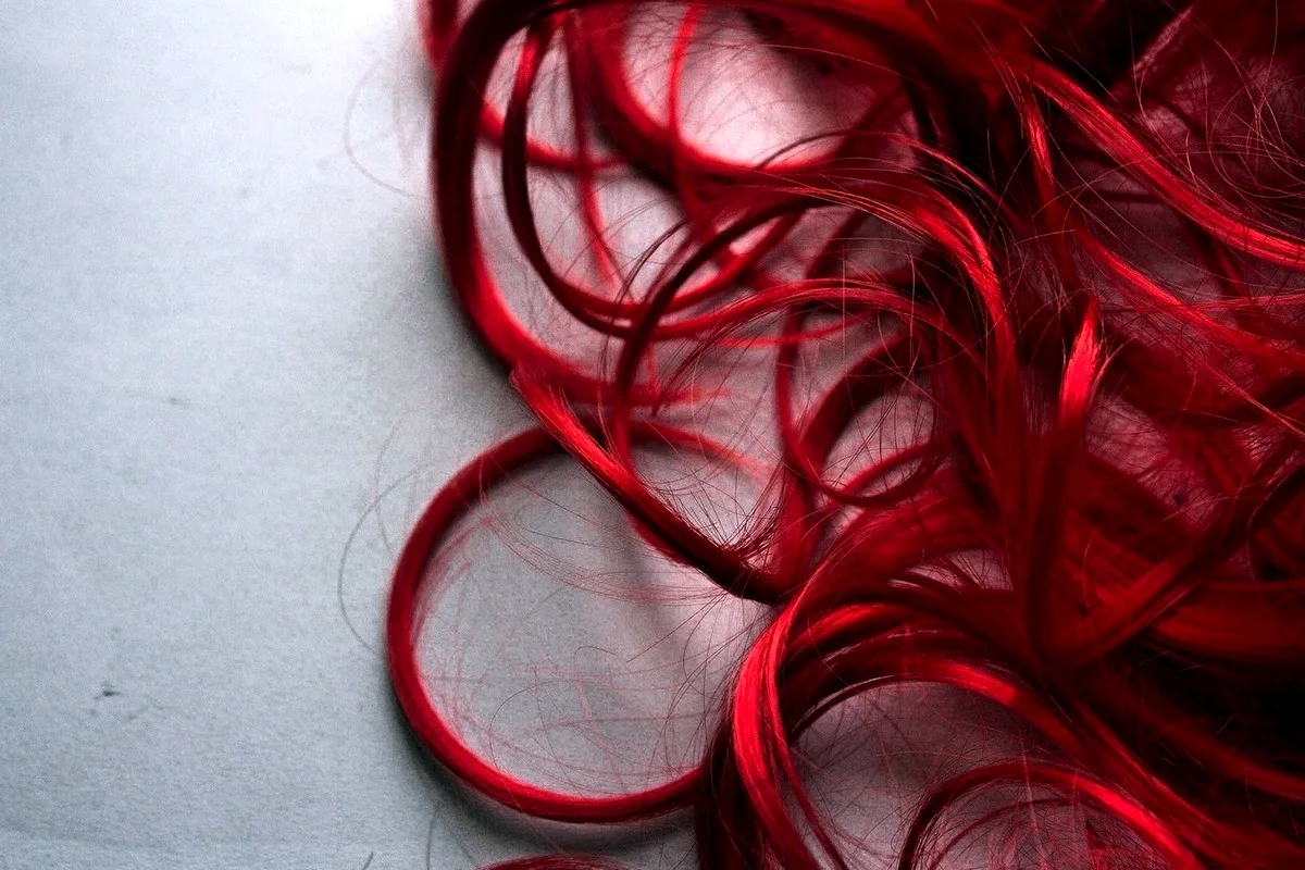 Красные волосы завиток