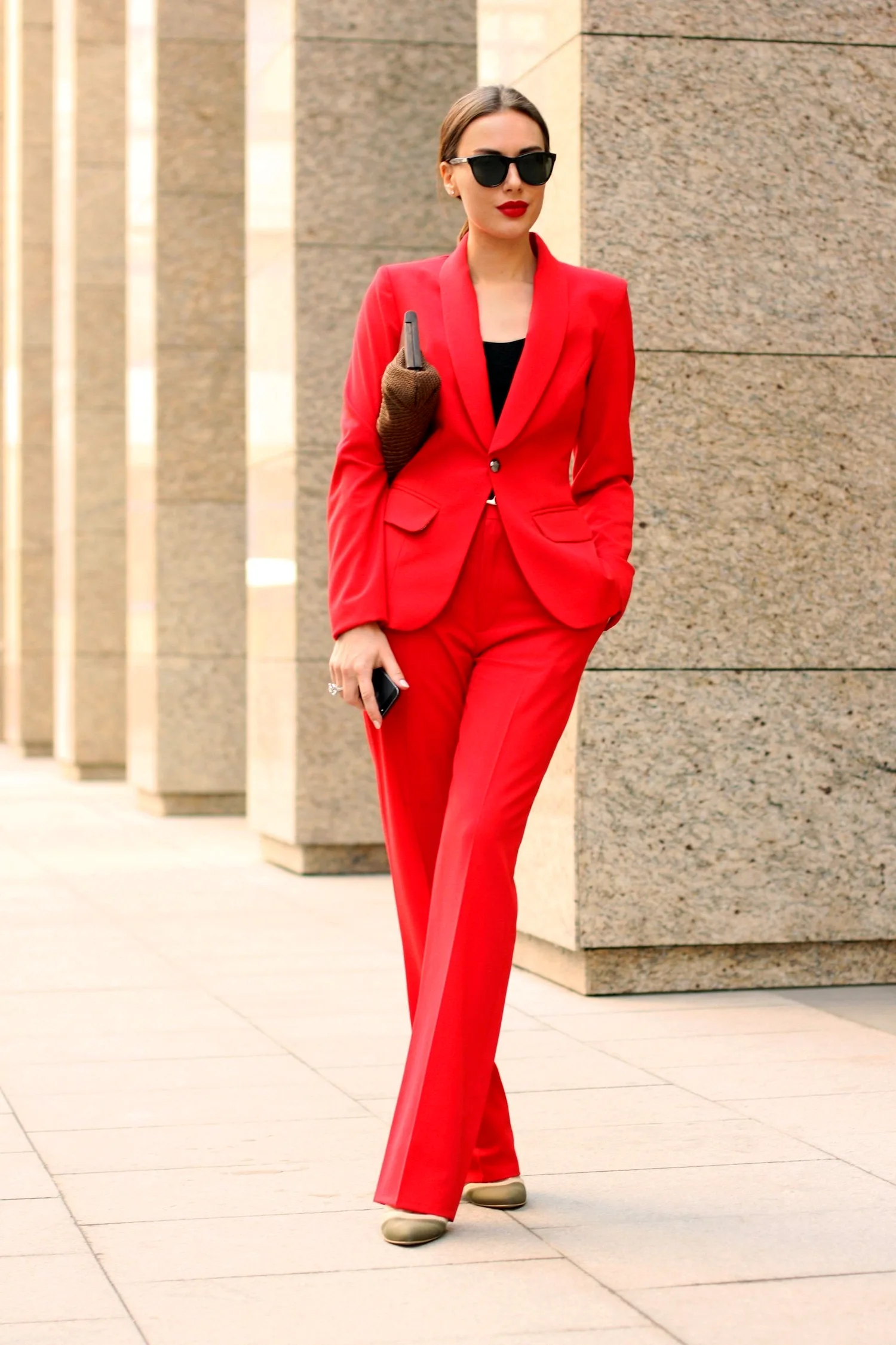 Красный брючный костюм женский