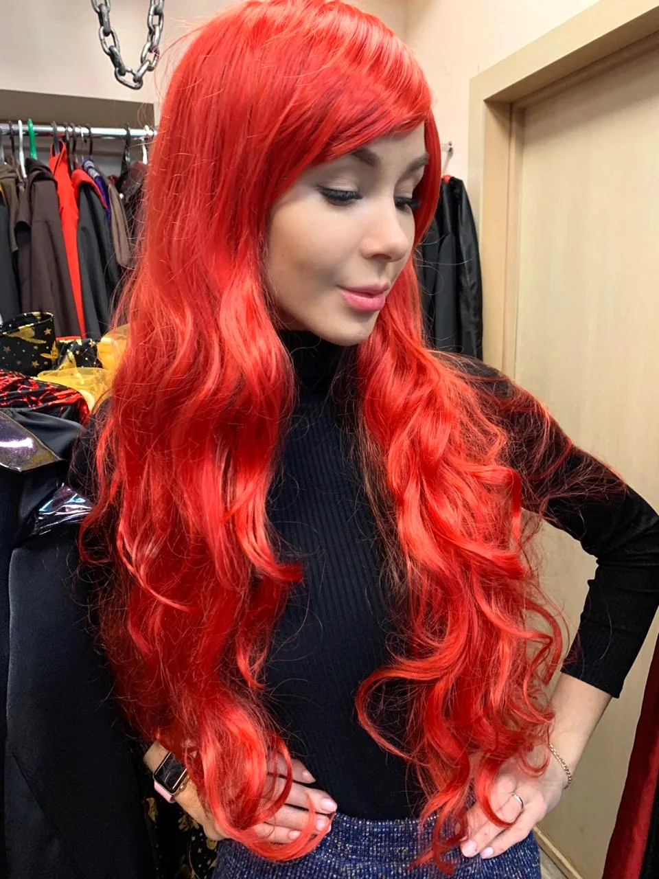 Красный парик длинный