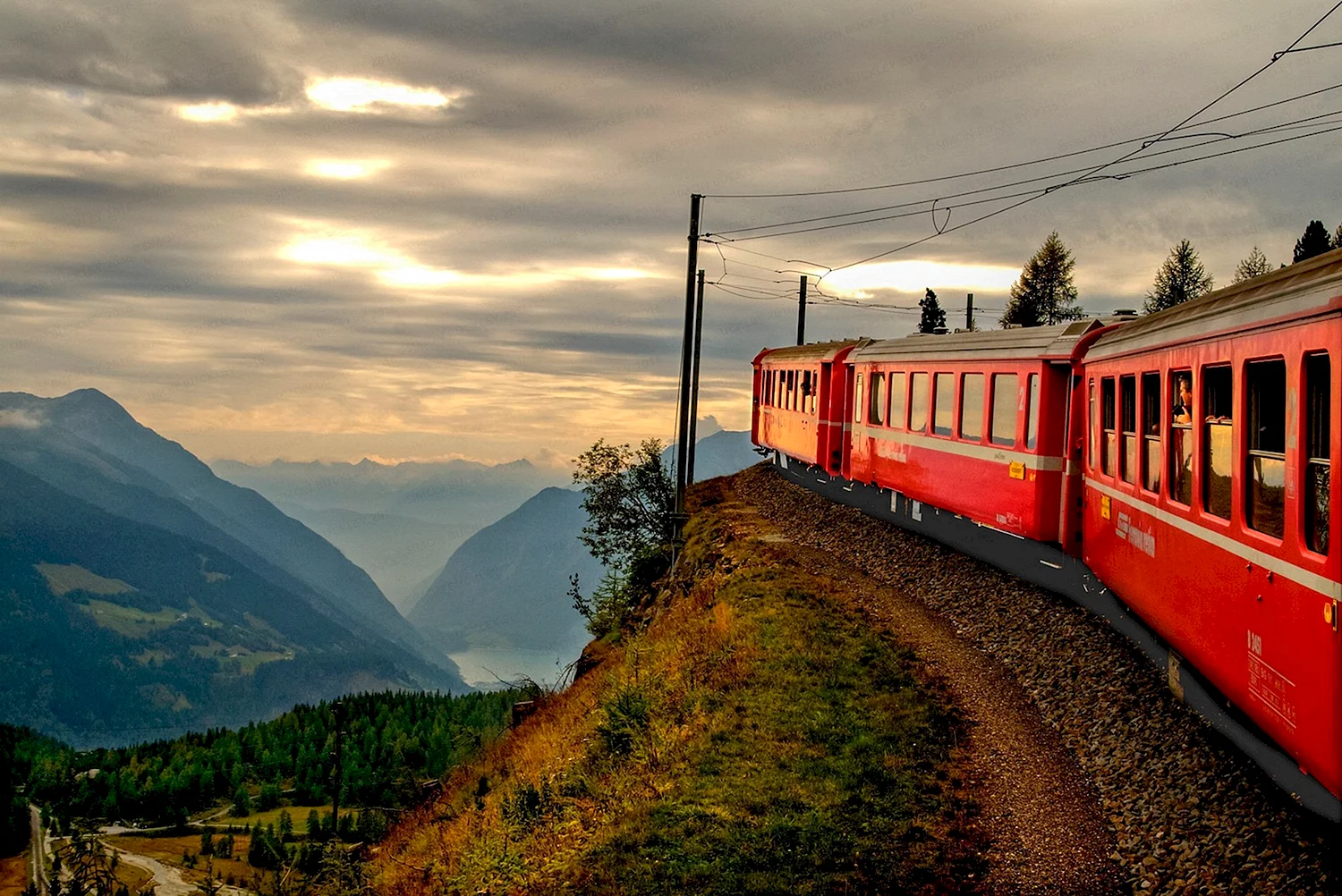 Красный трамвайчик горы Швейцария