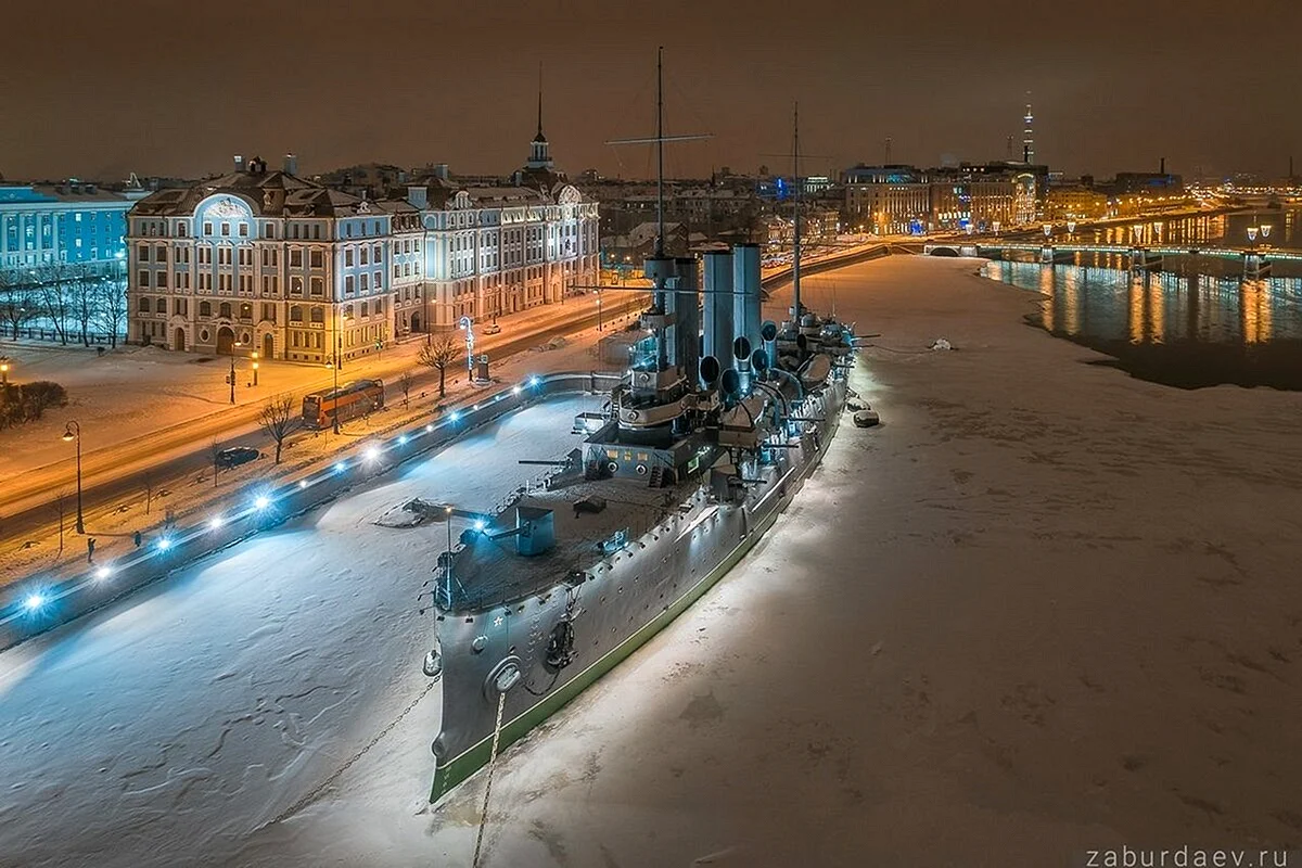 Крейсер Аврора в Санкт-Петербурге зима