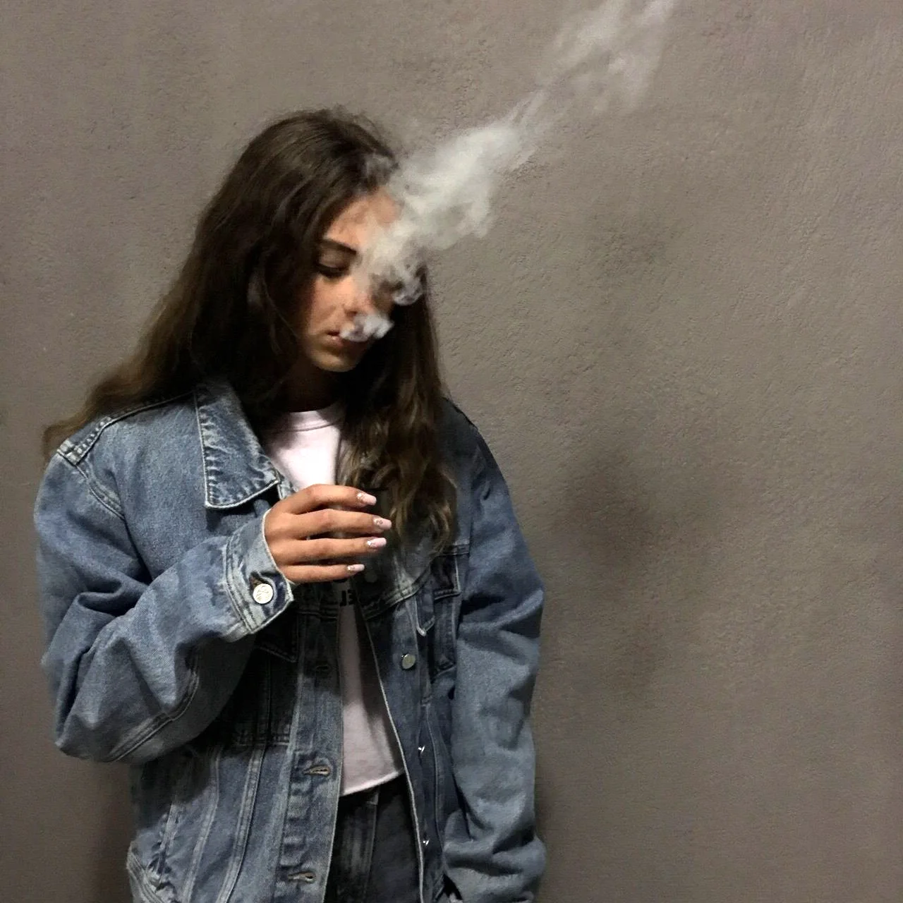 Курящая девушка подросток