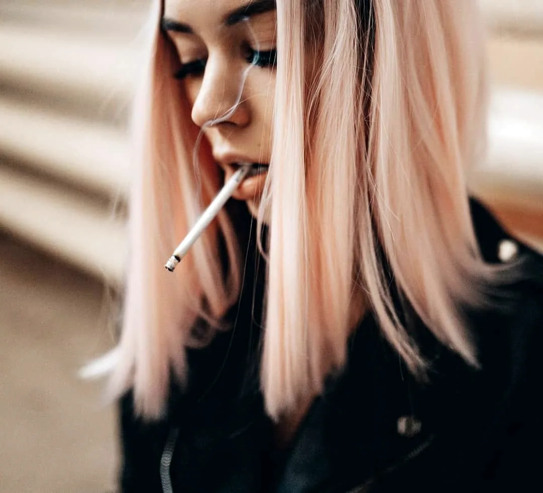 Курящая девушка с розовыми волосами