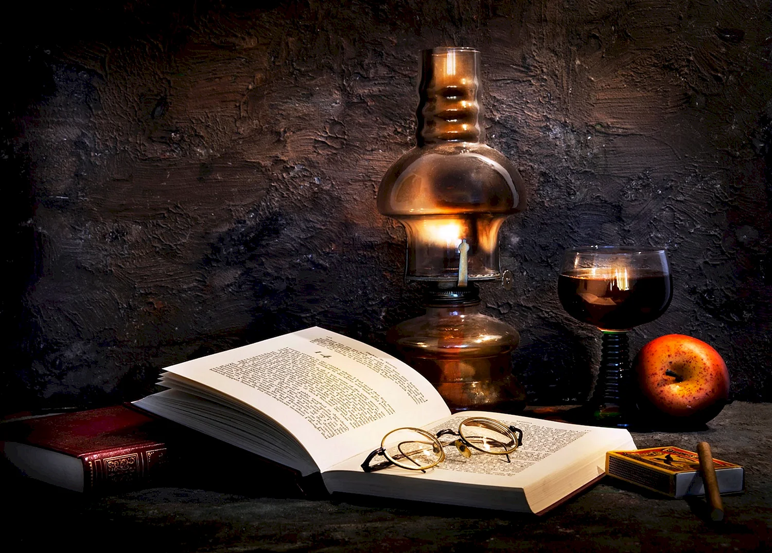 Лампа и книга на столе