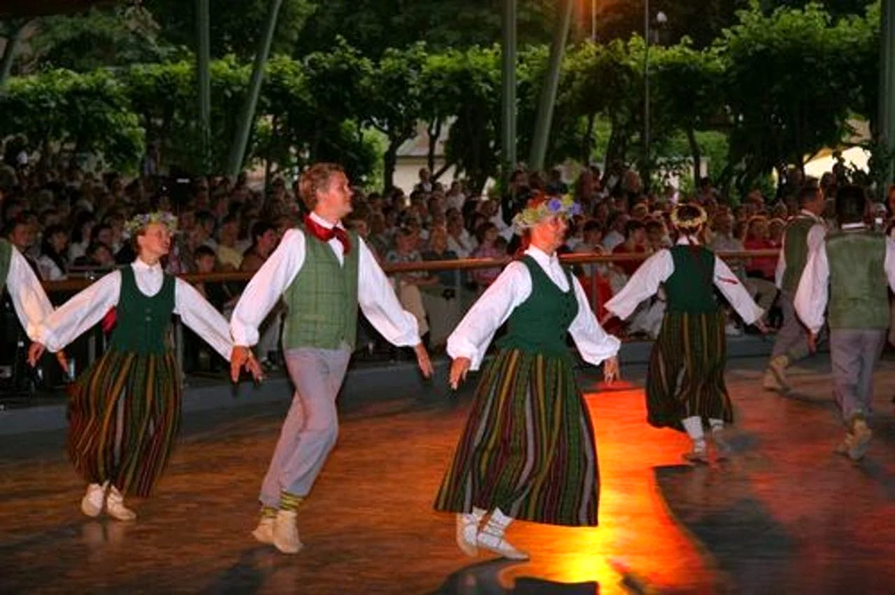 Латвия праздник Лиго танцы