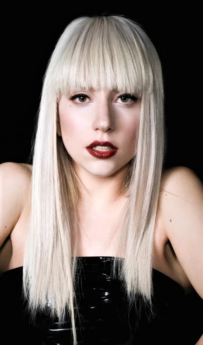 Леди Гага блондинка с челкой