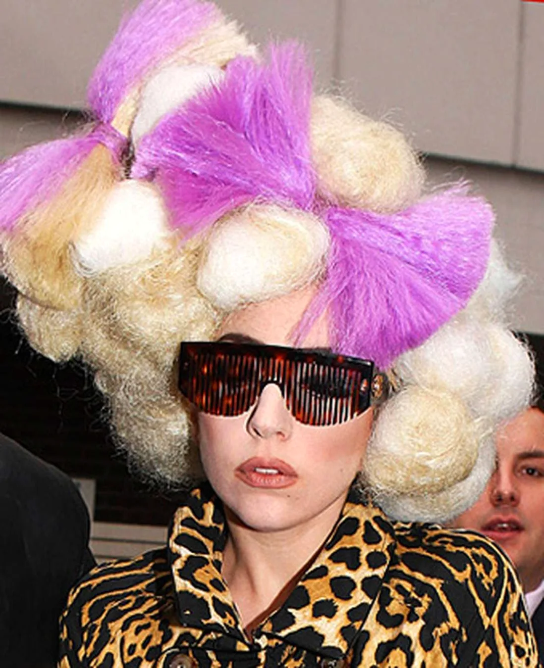 Ужасные прически. Леди Гага прически. Каре стрижка леди Гаги. Леди Гага на голове. Леди Гага 2022 прическа.